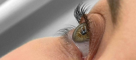 Wimpernlifting: Wie man das beste Wimpernlifting- und Färbeset verwendet